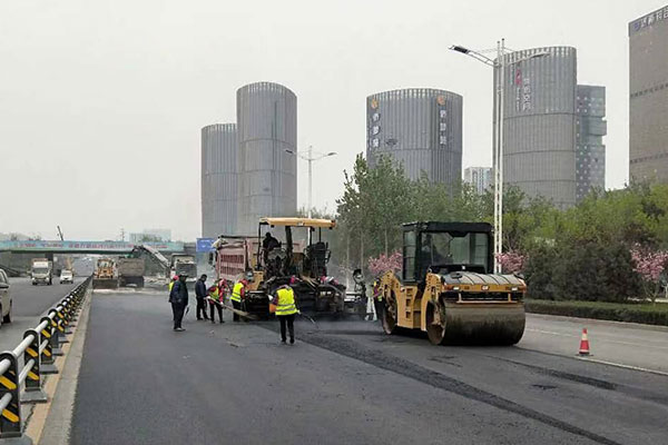 高速公路路面施工為什么多數(shù)使用瀝青材料？